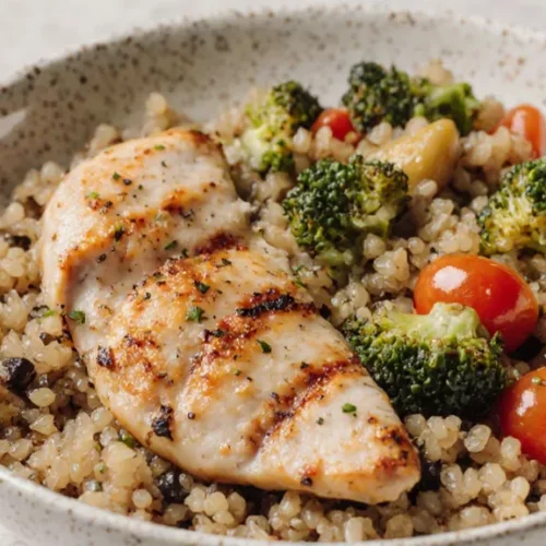 Chicken quinoa and vegetable high protein lunch bowl